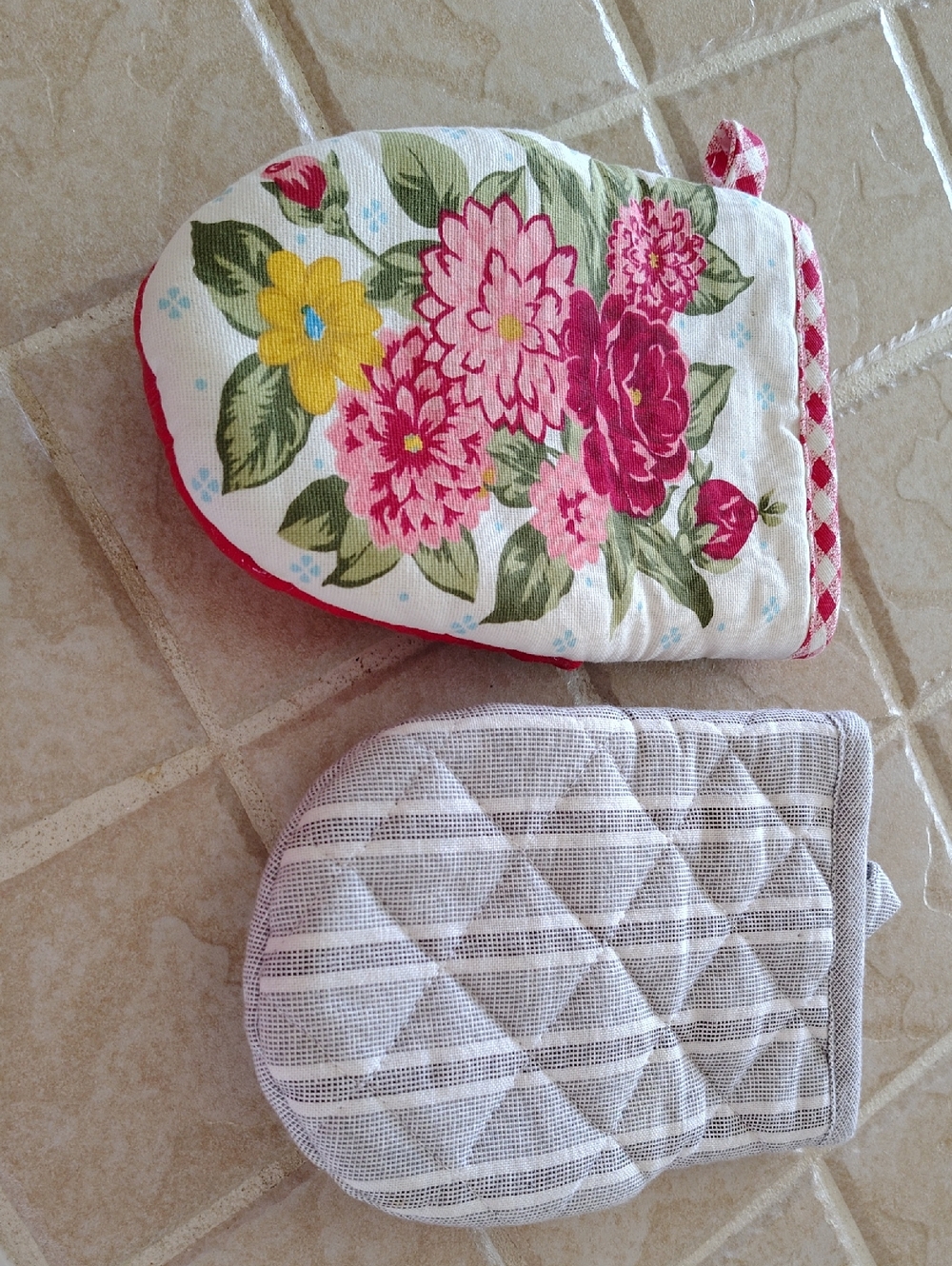 Like New! 2 Oven Mitts, One Pioneer Woman, One Mainstays